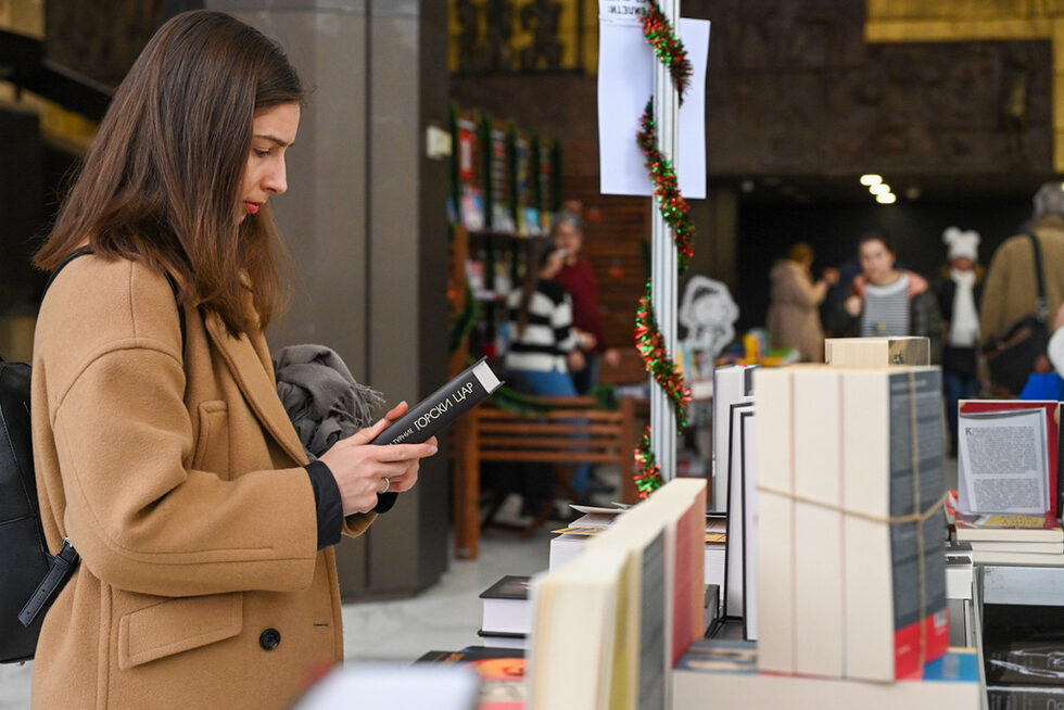 Софийският международен панаир на книгата вече започна, а из четирите етажа на Националния дворец на културата са разположени стотици книги на над 160 издателства. Посетителите могат да открият всякакъв тип литература - художествена, нехудожествена или специализирана, а най-красиви са щандовете с книгите за деца.<br /><br />Кои други актуални заглавия могат да бъдат намерени, вижте <a href="https://www.dnevnik.bg/kultura/2024/12/11/4716540_ot_teodoros_na_kartaresku_do_v_orbita_nositeliat_na/" target="_blank">тук</a>.