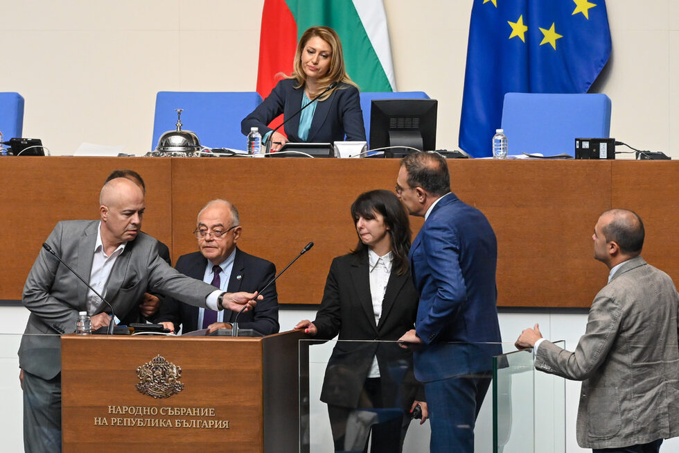 Спор и сблъсък на парламентарната трибуна между <a href="http://www.dnevnik.bg/politika/2024/08/01/4658372_instalirahte_detskata_gradina_na_durjavna_sigurnost/" target="_blank">Георги Свиленски (БСП) и Атанас Атанасов (ПП-ДБ)</a>. Повод за напрежението е решението на служебното правителство, с което се предлага на президента Румен Радев да издаде указ за награждаването на Георги Йорданов с най-високото държавно отличие - орден "Стара планина", за "големите му заслуги в областта на културата и изкуството".