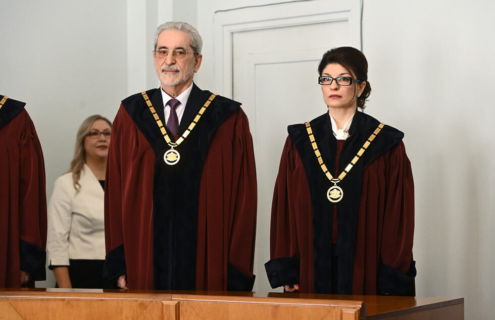 <a href="https://www.dnevnik.bg/bulgaria/2024/01/26/4580659_novoizbranite_chlenove_na_konstitucionniia_sud_triabva/" target="_blank">Десислава Атанасова и Борислав Белазелков положиха клетва като членове на Конституционния съд от квотата на парламента</a>. На церемонията, която се проведе на 26 януари, президентът Румен Радев не присъства. Заради това той бе критикуван, че не изпълнява конституционните си задължения.