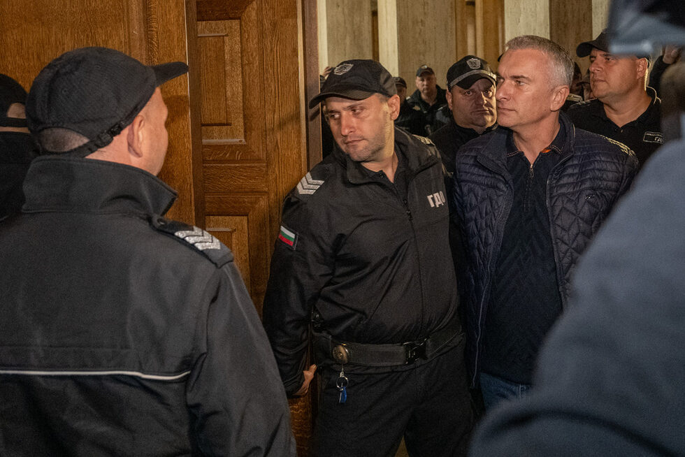 Софийският градски съд гледа <a href="http://www.dnevnik.bg/bulgaria/2024/10/10/4687000_precedent_deputatut_djeihan_ibriamov_shte_uchastva_v/" target="_blank">мярка за неотклонение на Джейхан Ибрямов</a>.<br />Той беше арестуван на 2 октомври и обвинен за търговия с влияние, след като КПК (Комисията за противодействие на корупцията) проведе акция в негови имоти и иззе белязани пари. На 3 октомври прокуратурата поиска от Народното събрание снемане на имунитета му и разрешение за задържане.<br /><br />Председателят Рая Назарян сне имунитета, но остави без разглеждане искането на разрешение за продължаване на задържането. Той бе освободен след изборите на 27 октомври, като и.ф. главен прокурор Борислав Сарафов отново е поискал имунитета му. Решението този път ще е или на Ибрямов, или на депутатите.