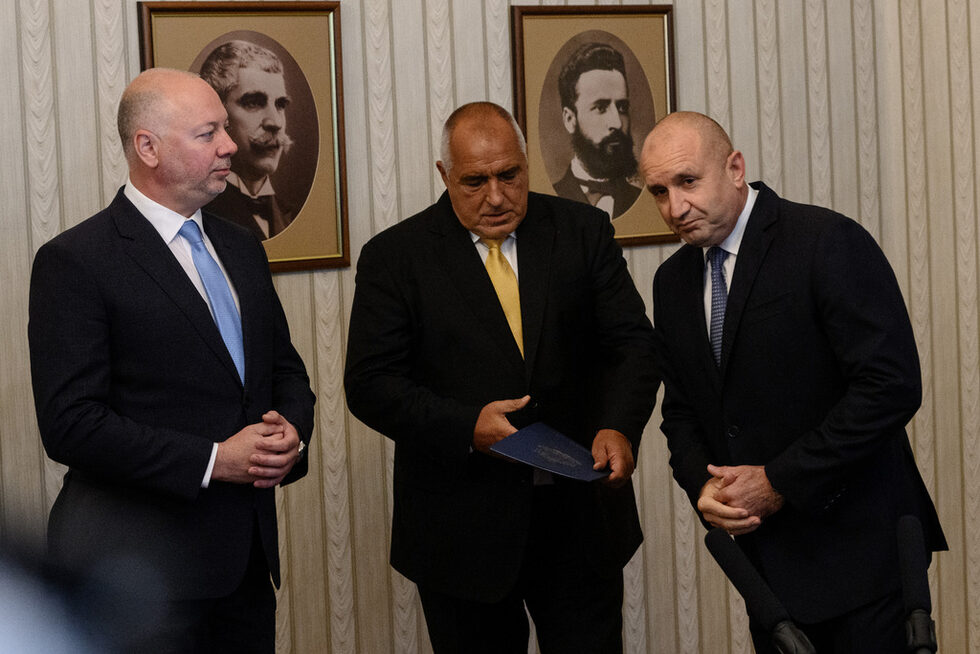 Парламентарна група ГЕРБ-СДС взе проучвателния мандат за правителство и веднага го върна изпълнен на президента. При гласуването на проектокабинета "Желязков" в пленарна зала на 3 юли 2024 г. парламентарната група на ДПС се разцепи.<br /><br />С това започна публичното <a href="https://www.dnevnik.bg/temi/trusut_v_dps/" target="_blank">разделяне на партията на две фракции</a> около Ахмед Доган и около Делян Пеевски и битката за името (марката), сметките, сградата на партията.