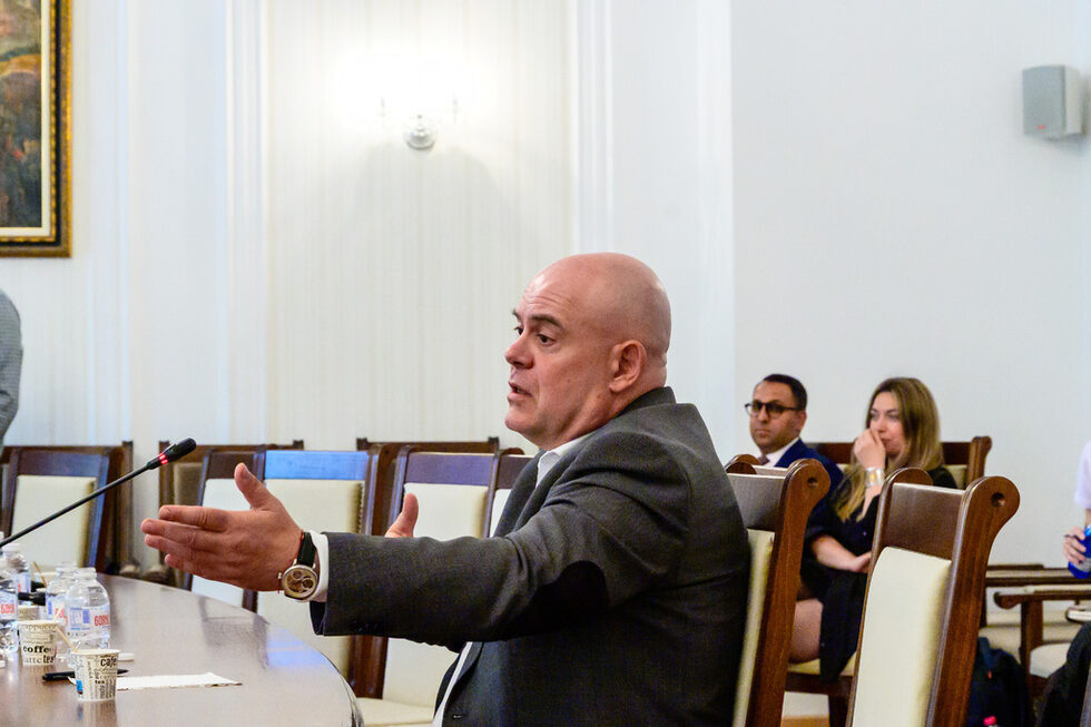<a href="http://www.dnevnik.bg/bulgaria/2024/04/16/4614953_ivan_geshev_ot_komisiiata_za_notariusa_niama_nikakuv/" target="_blank">Комисията за проучване на факти и обстоятелства за кръговете около Мартин Божанов</a>-Нотариуса изслуша главния прокурор на България в периода 2019-2023 Иван Гешев. В изслушването Гешев заяви, че няма смисъл от комисията, и не каза нищо конкретно.