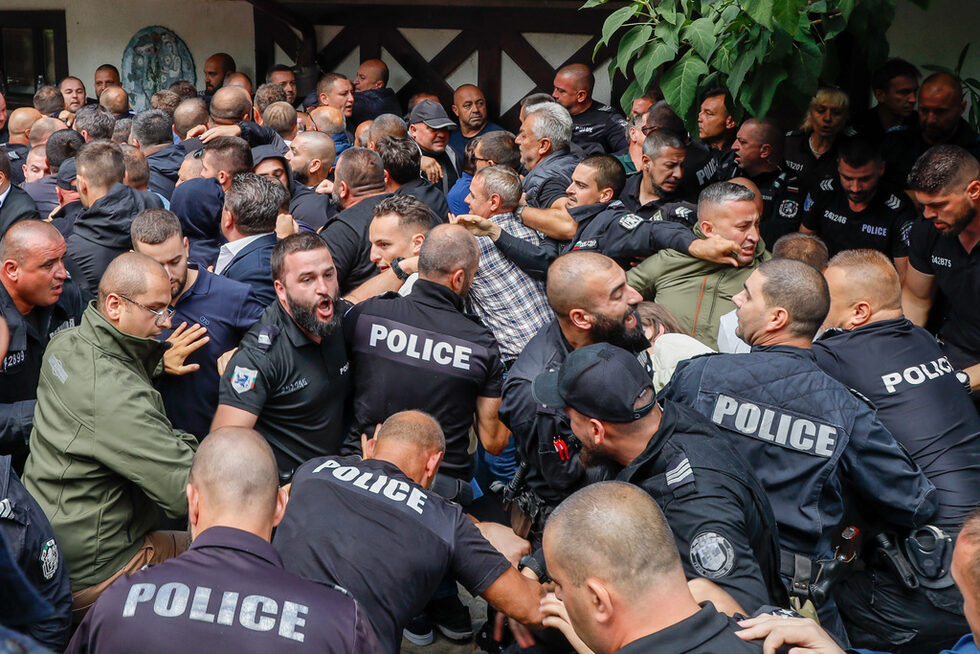 <a href="http://www.dnevnik.bg/bulgaria/2024/08/30/4669844_video_na_jivo_kakvo_se_sluchva_pred_rezidenciiata_na/" target="_blank">Привърженици на почетния председател на ДПС Ахмед Доган </a>се събраха пред сградата в столичния квартал "Бояна", известна като "Сараи", която той от много години обитаваше. Те се опитаха да нахлуят със сила в имота, който преди това беше затворен от неидентифицирани охранители.