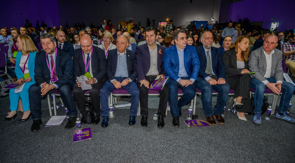 <a href="http://www.dnevnik.bg/politika/2024/03/09/4598582_da_bulgariia_reshi_za_usloviia_kum_gerb_i/" target="_blank">Трета национална конференция на политическа партия "Да, България".</a><br />На 9 март на фона на започващите тогава преговори за ротацията с ГЕРБ се проведе поредният партиен форум, на който за пореден път се чуха призиви за консолидация на демократичната общност. Вместо това само месец по-късно "Зелено движение" обяви, че напуска "Демократична България".