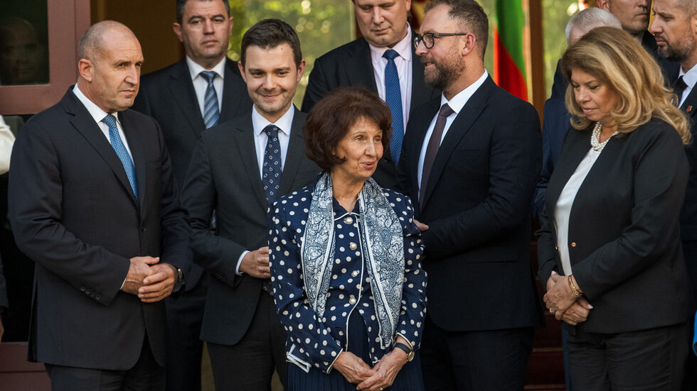 Президентът Румен Радев проведе неофициална среща с президента на <a href="http://www.dnevnik.bg/photos/2024/09/13/4675455_snimka_na_denia_purvata_sreshta_na_radev_s_noviia/" target="_blank">Република Северна Македония Гордана Силяновска-Давкова</a>.<br />13.9.2024 г.<br /><br />Срещата предизвика дипломатически скандал, след като Северна Македония обвини България за "от отклонението от договорения протокол по отношение на фотографирането на президентите" и липсващото знаме на Република Северна Македония. От президентството отговориха, че посещението е било неофициално - за оперен спектакъл, и затова протоколът не е изисквал поставянето на знаме на гостуващата страна.