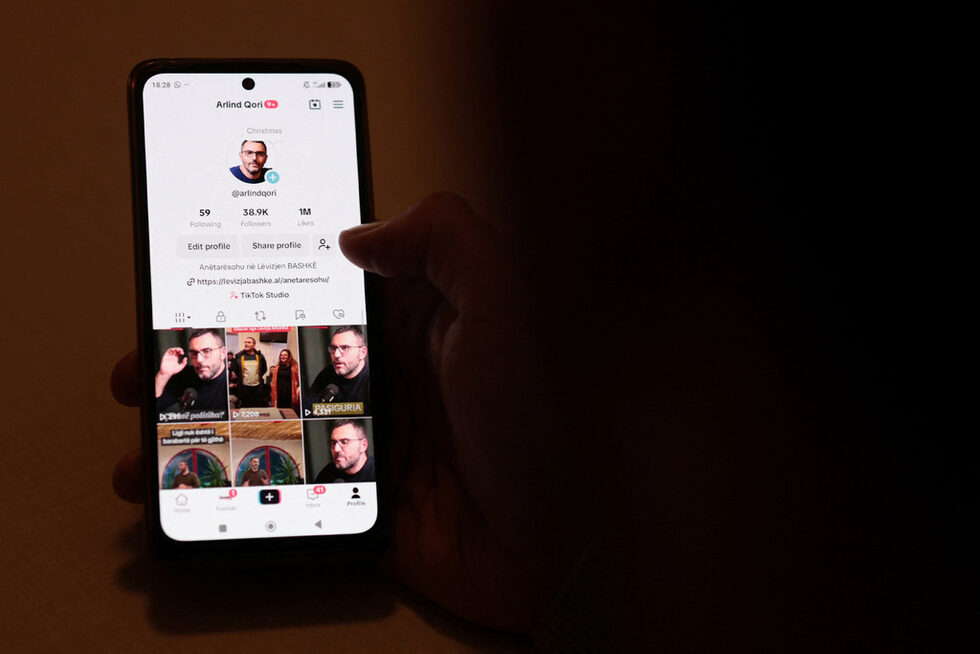 "Вътре в китайския TikTok не се виждат хулиганство, извращения, насилие, тормоз, престъпления", казва Рама, когато обяви решението си миналия месец.<br /><br />"Докато в TikTok извън Китай има само мръсници и негодници. Защо ни е нужно това?"