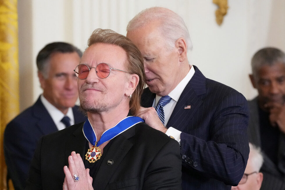 Президентът на САЩ Джо Байдън връчва президентския "Медал на свободата" на певеца Боно.