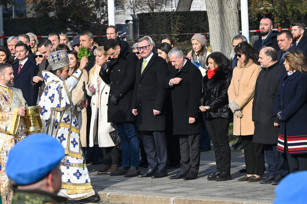 По традиция патриархът освети бойните знамена на армията<br />п<a href="https://www.bta.bg/bg/news/bulgaria/809677-vodosvet-na-boynite-znamena-flagovete-i-znamenata-svetini-na-balgarskata-armiya" title="пред Паметника на незнайния воин в София"</a>.