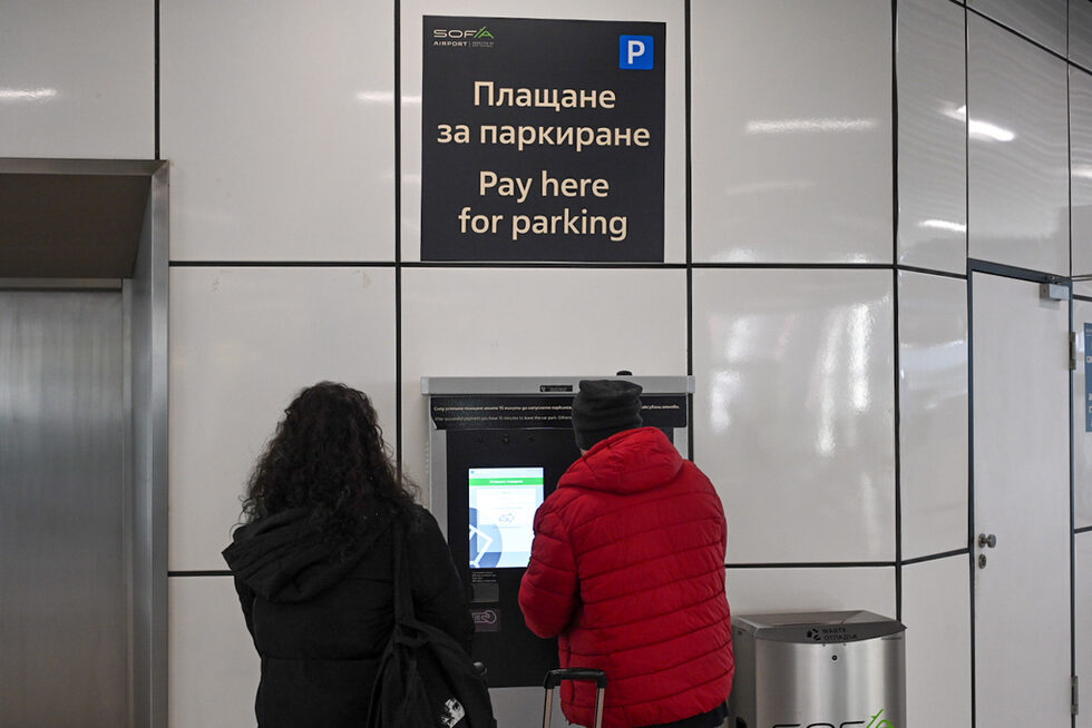 Плащането за престоя на паркингите може да стане през специални устройства - с банкови карти или пари в брой.