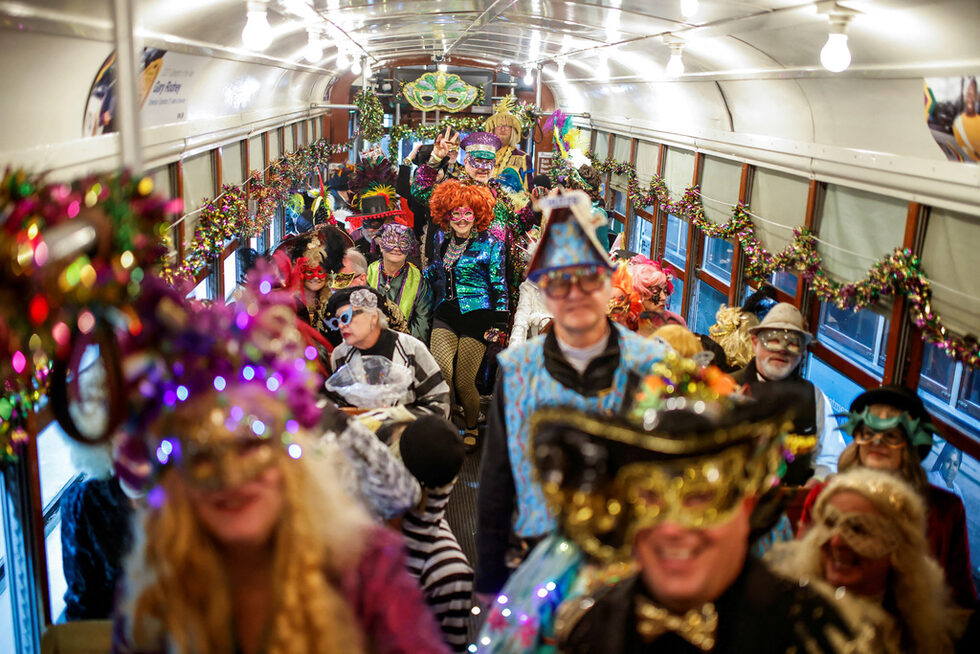 Членове на групата Funky Uptown Krewe дефилират по време на Дванадесетата нощ, с която започва сезонът на карнавала, в Ню Орлиънс, Луизиана, САЩ.