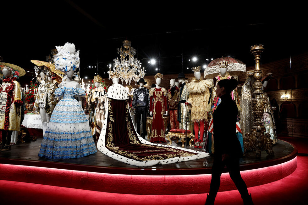 Изложбата "От сърцето към ръцете: Dolce&Gabbana" в Grand Palais в Париж, Франция.