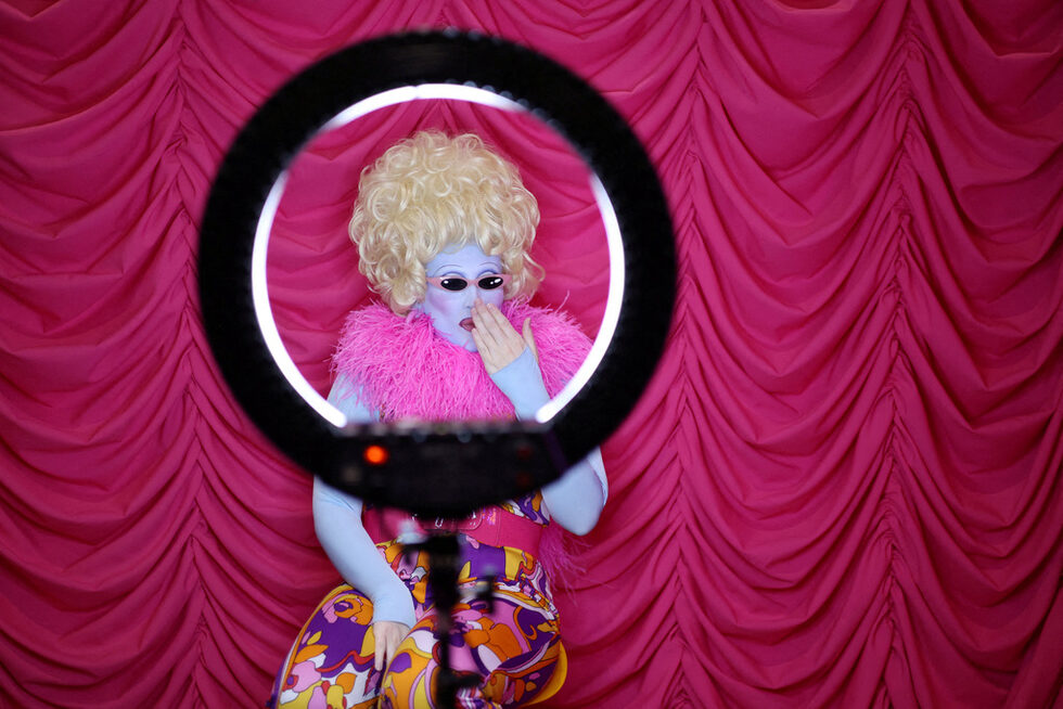 Драг кралицата Джуно Бърч реагира по време на RuPaul's DragCon в Лондон, Великобритания.