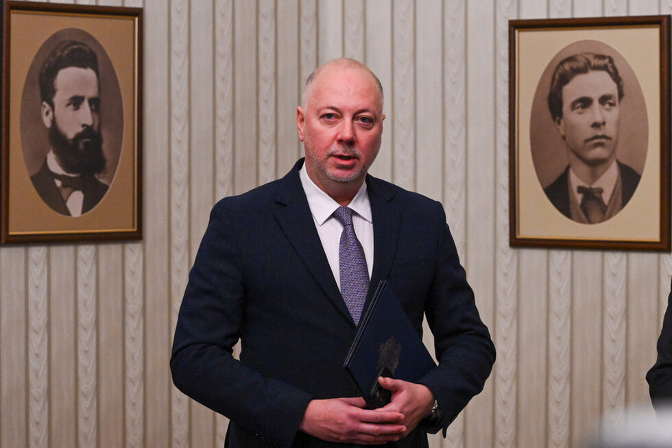 Правителство, с премиер Росен Желязков от ГЕРБ, вероятно ще е следващото редовно, което ще ръководи страната. То <a href="https://www.dnevnik.bg/politika/2025/01/15/4729035_prezidentut_vruchva_purviia_mandat_za_pravitelstvo/?ref=home_layer2" target="_blank">има подкрепата</a> освен на ГЕРБ-СДС, така и на БСП, "Има такъв народ" и "Демокрация, права и свободи – ДПС" и по всичко личи утре ще бъде избрано. Визитки на всички, номинирани за министри вижте <a href="https://www.dnevnik.bg/4729467" target="_blank">тук</a>.