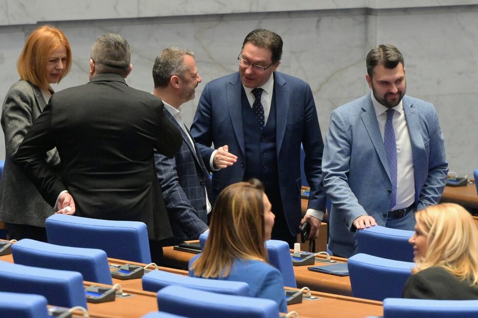 Добро настроение демонстрираха предложените за министри на вътрешните работи Даниел Митов (в средата) и на външните работи Георг Георгиев (вдясно).