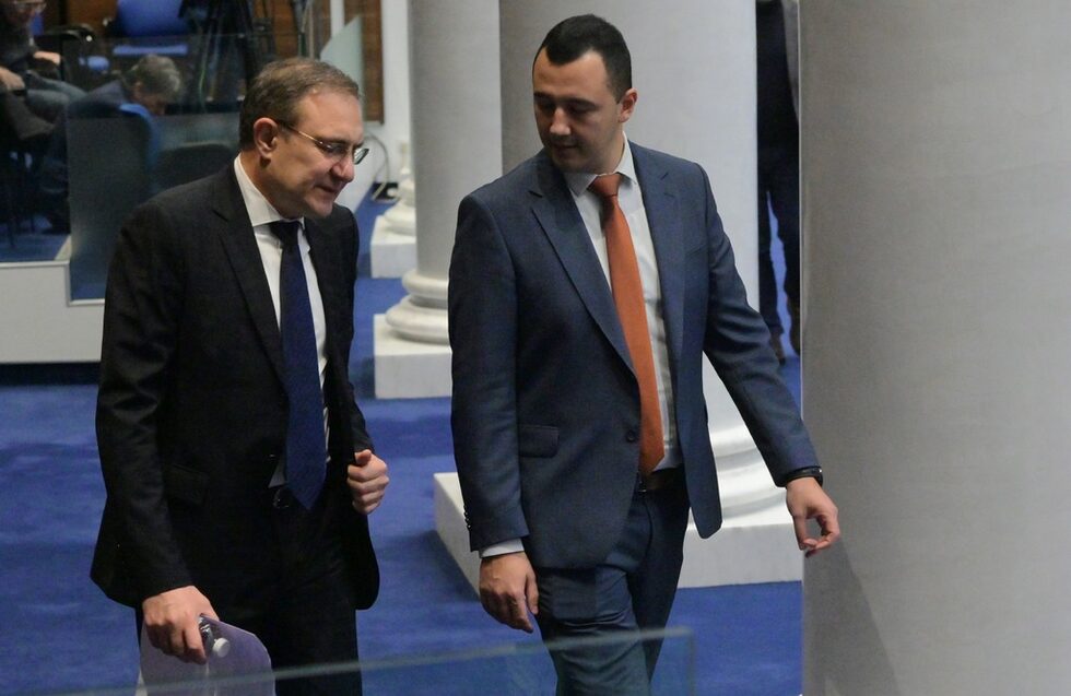 Борислав Гоцанов (вдясно) от БСП ще застане начело на Министерството на труда и социалната политика.