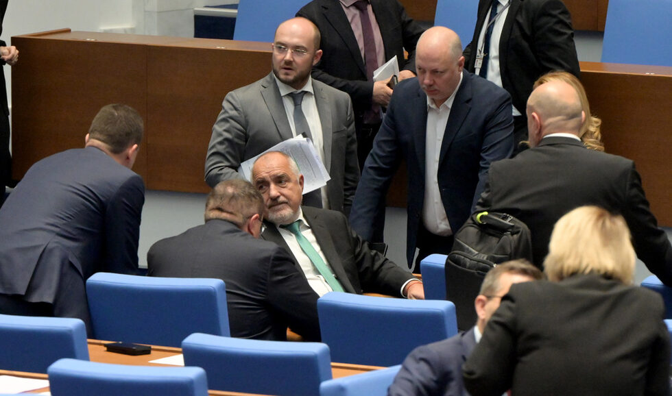 В парламента, който започна работа няколко часа преди Желязков да върне изпълнен мандат на президента Румен Радев, Бойко Борисов даде последни инструкции на бъдещия премиер и много от министрите.<br /><br />13 души от общо 21 в кабинета "Желязков" са депутати, като <a href="https://www.dnevnik.bg/4729591" target="_blank">на техните места ще влязат</a> следващите в листите на съответната партия. Две промени ще има и в Столичния общински съвет, защото Мирослав Боршош (ГЕРБ) е номиниран за министър на туризма, а Иван Пешев (БСП) вероятно ще е новият министър на спорта.