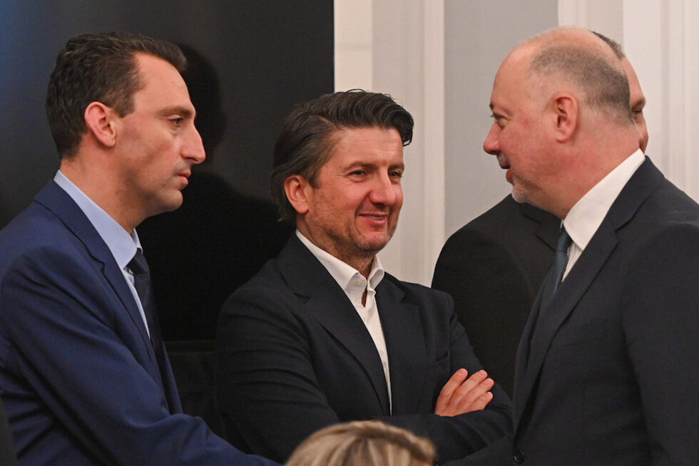 Вляво е новият министър на спорта <a href="https://www.dnevnik.bg/bulgaria/2025/01/15/4729952_igral_futbol_v_cska_koi_e_ivan_peshev_nominiran_za/" target="_blank">Иван Пешев,</a> а в средата - новият министър на туризма, познат повече с изявите си на попрището на културата <a href="https://www.dnevnik.bg/politika/2025/01/15/4729361_koi_e_miroslav_borshosh_predlojen_za_ministur_na/" target="_blank">Мирослав Боршош.</a>