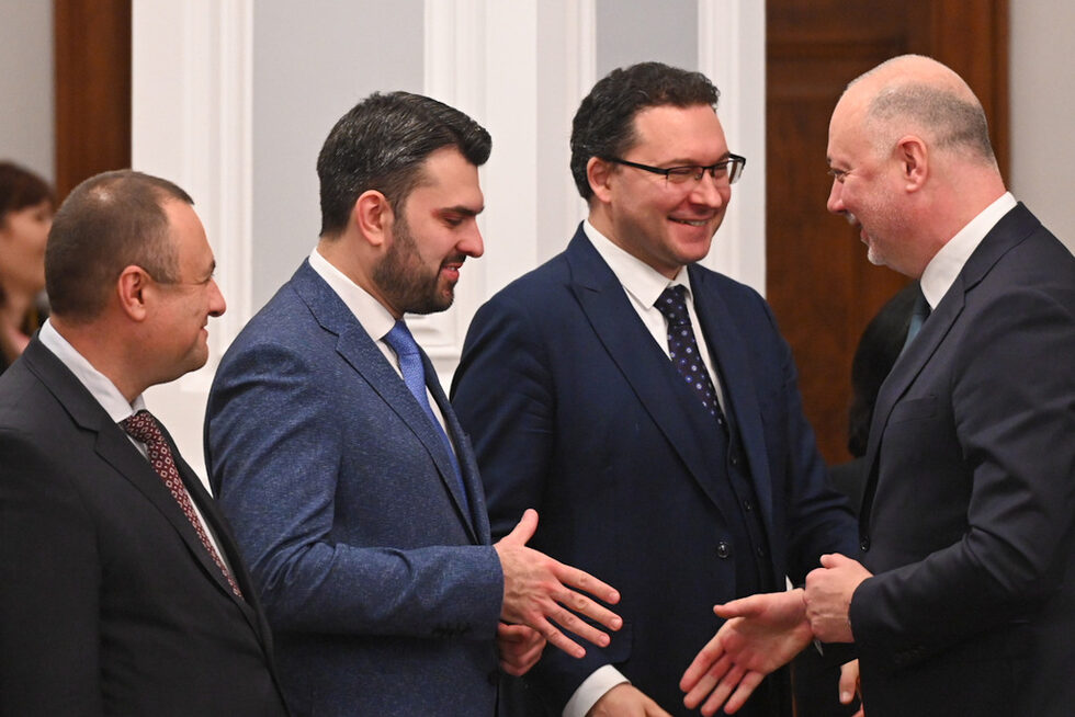 Министрите на регионалното развитие <a href="https://www.dnevnik.bg/politika/2025/01/15/4729426_smiana_na_resora_koi_e_ministurut_na_regionalnoto/?ref=home_NaiNovoto" target="_blank">Иван Иванов</a> (БСП), на външните работи <a href="https://www.dnevnik.bg/bulgaria/2025/01/15/4729315_georg_georgiev_po_partiinata_stulbica_-_ot/" target="_blank">Георг Георгиев</a> и на вътрешните <a href="https://www.dnevnik.bg/bulgaria/2025/01/15/4729299_koi_e_daniel_mitov_predlojen_za_ministur_na/" target="_blank">Даниел Митов</a> (ГЕРБ) се поздравяват с министър-председателя Желязков.
