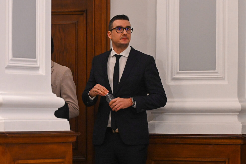 Най-неразпознаваемият министър - -<a href="https://www.dnevnik.bg/politika/2025/01/15/4729431_neizvestniiat_slujitel_ot_bnb_koi_e_predlojeniiat_za/" target="_blank"> Петър Дилов</a> (ИТН), министър на икономиката, довчера - служител в БНБ.