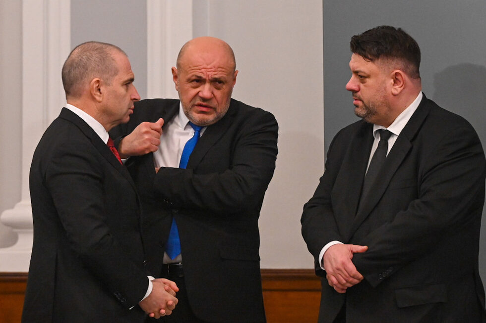 Тримата нови вицепремиери (от ляво надясно) - <a href="https://www.dnevnik.bg/politika/2025/01/15/4729306_ot_ostavka_zaradi_gerb_do_pravitelstvo_na_gerb_koi_e/" target="_blank">Гроздан Караджов</a> (ИТН), <a href="https://www.dnevnik.bg/politika/2025/01/15/4729292_koi_e_tomislav_donchev_predlojen_za_vicepremier_i/" target="_blank">Томислав Дончев</a> (ГЕРБ),<a href="https://www.dnevnik.bg/politika/2025/01/15/4729439_atanas_zafirov_liderut_koito_smeni_partiiniia_kurs_i/" target="_blank"> Атанас Зафиров</a> (БСП).