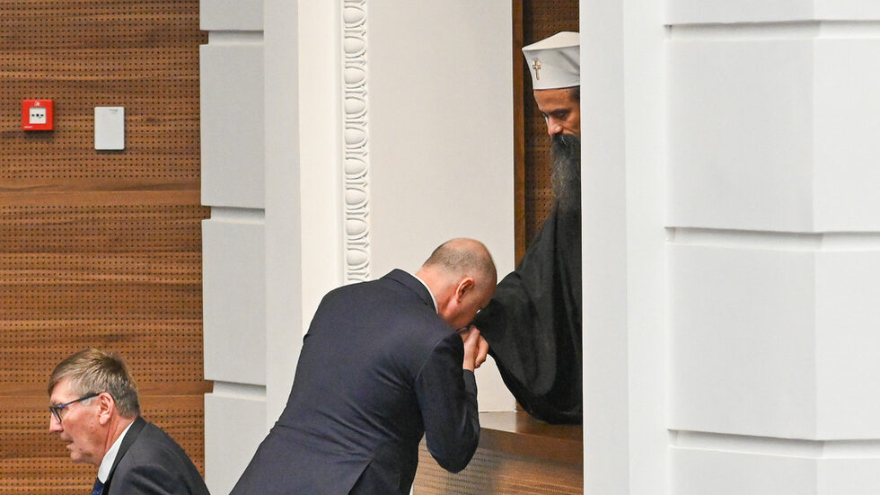 След като се закле, Желязков се прекръсти и целуна ръка на патриарх Даниил.