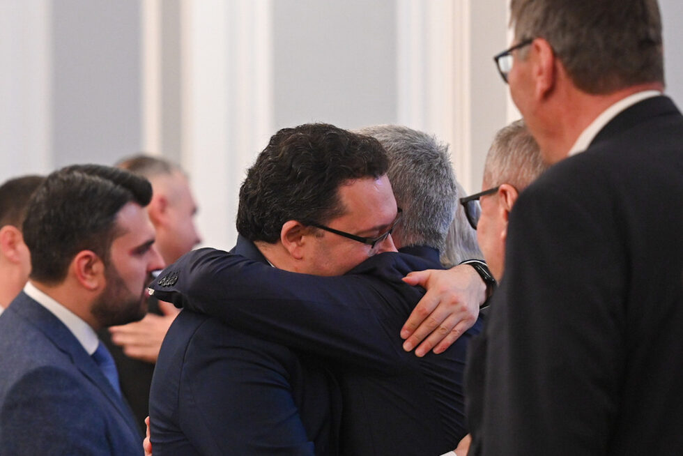 Без съмнение предаването на властта премина в топла атмосфера.