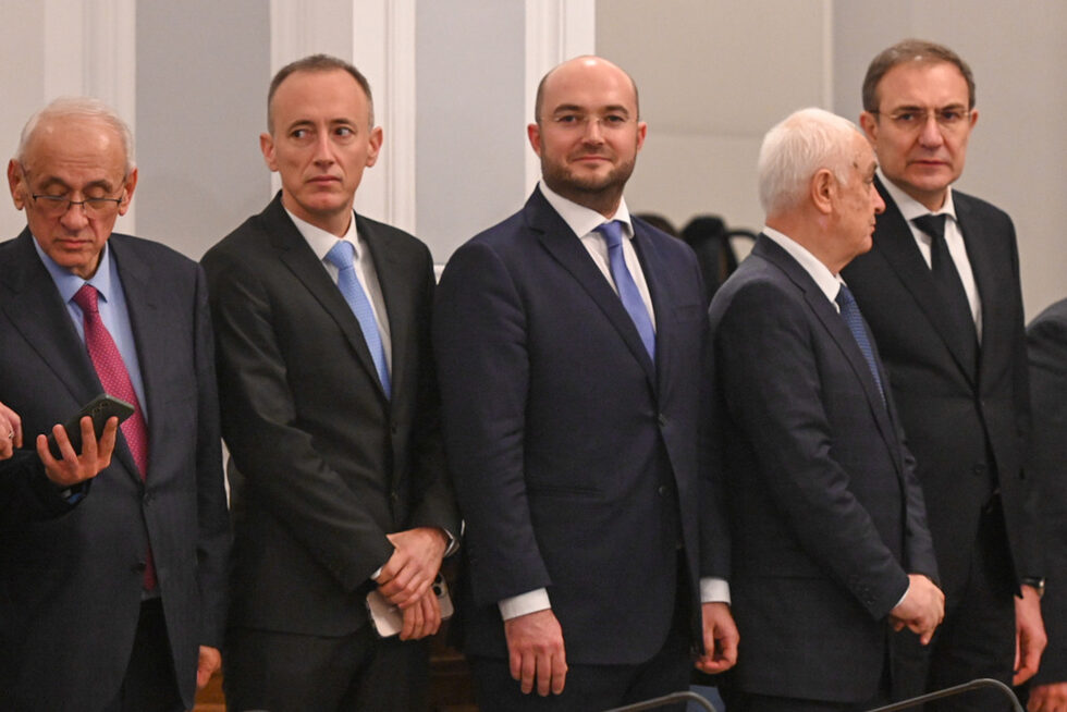 От ляво надясно<a href="https://www.dnevnik.bg/politika/2025/01/15/4729360_pruv_sred_ravni_no_v_zdravnoto_ministerstvo_koi_e/" target="_blank"> Силви Кирилов</a> - здравеопазване, <a href="https://www.dnevnik.bg/politika/2025/01/15/4729308_koi_e_krasimir_vulchev_predlojen_za_ministur_na/" target="_blank">Красимир Вълчев</a> - образование, <a href="https://www.dnevnik.bg/bulgaria/2025/01/15/4729438_orator_advokat_i_prepodavatel_koi_e_georgi_georgiev/" target="_blank">Георги Георгиев</a> - правосъдие, <a href="https://www.dnevnik.bg/politika/2025/01/15/4729382_zamestnik_slujeben_redoven_koi_e_predlojeniiat_za/" target="_blank">Атанас Запрянов </a>- отбрана, <a href="https://www.dnevnik.bg/bulgaria/2025/01/15/4729645_borislav_gucanov_putiat_ot_akciia_meduzite_do/" target="_blank">Борислав Гуцанов</a> - социална политика.