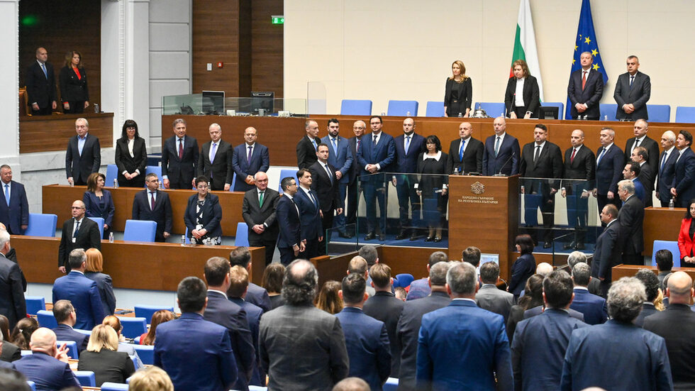 Кабинетът, воден от излъчения от ГЕРБ бивш председател на парламента Росен Желязков, беше гласуван след рекордно дълга процедура. От изборите на 28 октомври 2024 г. до клетвата днес <a href="https://www.dnevnik.bg/4729052" target="_blank">са изминали 81 дни.</a>