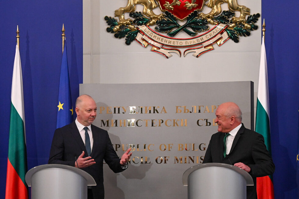 Веднага след това старите и новите министри <a href="https://www.dnevnik.bg/4730314" target="_blank">отидоха в Министерския съвет за предаване на властта</a>. Димитър Главчев изтъкна 100-те дни толеранс като едно от предимствата на редовната изпълнителна власт пред служебната.