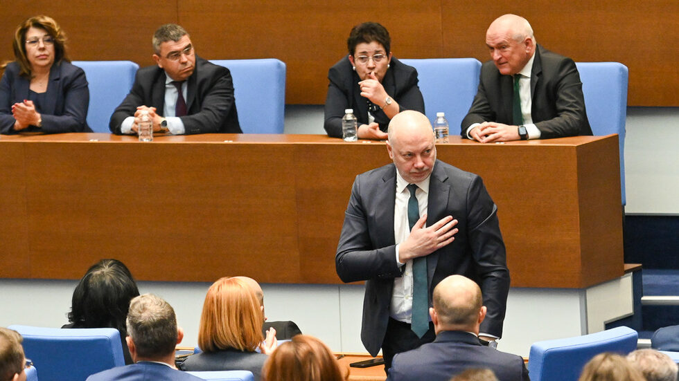 Днес Народното събрание избра редовно правителство, излъчено от ГЕРБ, БСП и "Има такъв народ" и подкрепено от ДПС около Ахмед Доган.<br /><br />Кой е новият министър-председател Росен Желязков<a href="https://www.dnevnik.bg/politika/2025/01/15/4729282_kandidat-premierut_koito_edva_ne_izpadna_ot_parlamenta/" target="_blank"> четете тук.</a><br />Как преминаха дебатите и гласуването<a href="https://www.dnevnik.bg/politika/2025/01/16/4729965_kabinetut_jeliazkov_chaka_odobrenie_ot_parlamenta_za/?ref=home_mainStory" target="_blank"> четете тук. </a><br />