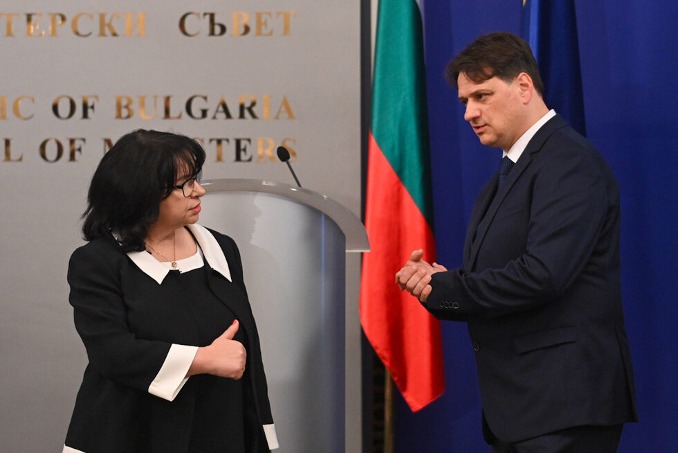 Единствената жена в новото правителство е <a href="https://www.dnevnik.bg/politika/2025/01/15/4729311_koia_e_temenujka_petkova_predlojena_za_ministur_na/" target="_blank">Теменужка Петкова</a>, която пое Министерството на финансите. Тя разговаря с най-популярния министър - актьора <a href="https://www.dnevnik.bg/kultura/2025/01/15/4729452_ot_da_gospodin_premier_do_ministur_na_kulturata_koi_e/" target="_blank">Мариан Бачев</a>, който е излъчен от ИТН да управлява културата.