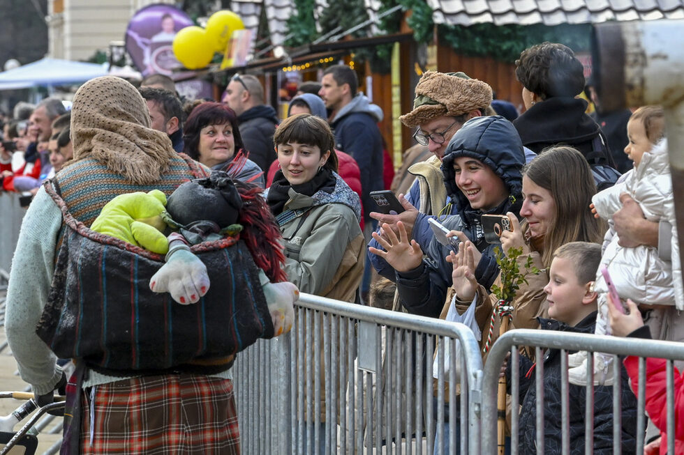 Събитието е известен символ на Перник и привлича както участници от цяла България, така и гости от чужбина. Тази година фестивалът се очаква да постави нови стандарти с мащаба и разнообразието си.