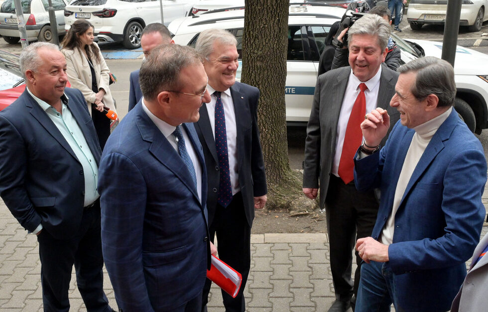 Днес Борислав Гуцанов (вляво) представи кандидатурата си за председател на БСП в частната зала галерия "Виваком арт хол" на столичната ул. "Оборище" 5.