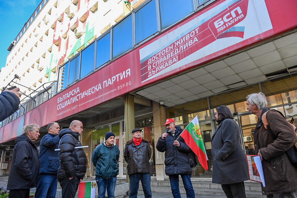Според протестиращите партията е показала своята "дясна насоченост и афинитет към милионите".