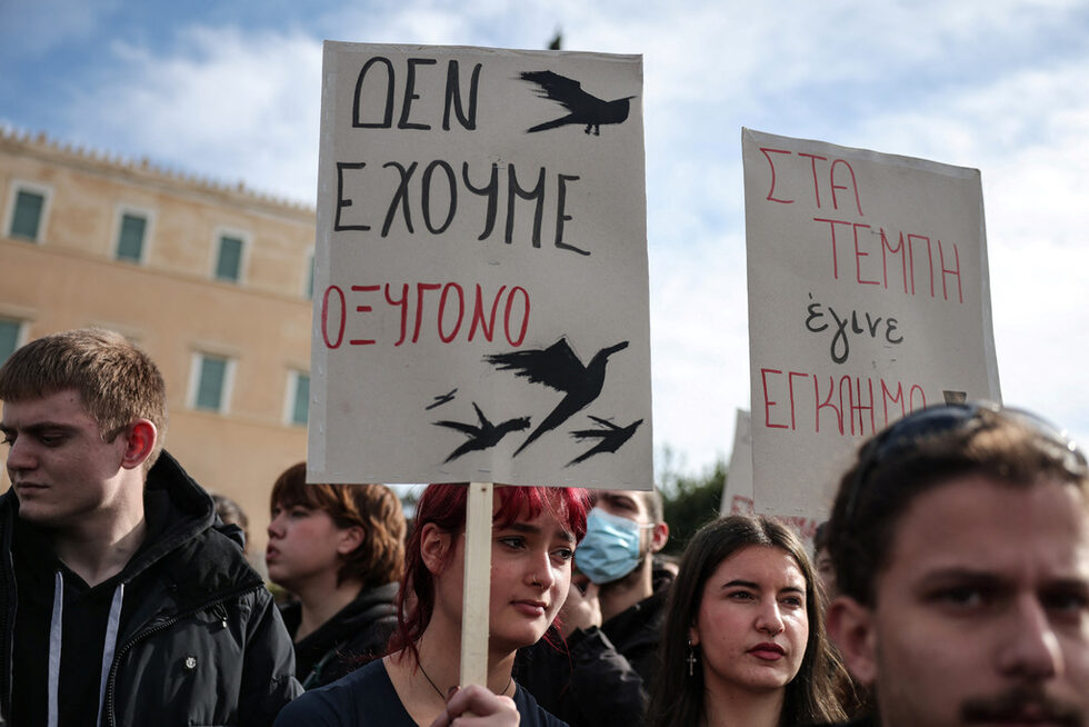 Протестът днес беше организиран от асоциацията на семействата на жертвите при катастрофата и беше под надслова "Нямам въздух", пише "Катимерини". Демонстрациите идват след изтичането на аудиодоказателства, които сочат, че около 30 от 57-те жертви на катастрофата са били все още живи след сблъсъка на влаковете. Аудиозаписите свидетелстват, че тези пътници са починали по-късно, вероятно в резултат на задушаване или изгаряния, тъй като сблъсъкът е причинил голяма експлозия и пожар. В тях може да се чуе как студентите викат за помощ и се опитват да си поемат въздух.