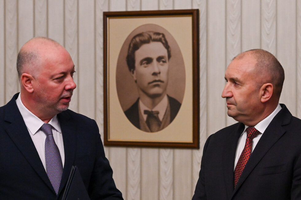 <a href="https://www.dnevnik.bg/politika/2025/01/15/4729035_prezidentut_vruchva_purviia_mandat_za_pravitelstvo/?to=4729376" target="_blank">Точно 80 дни след поредните предсрочни парламентарни избори президентът Румен Радев връчи управленски мандат на кандидата за премиер Росен Желязков</a> на най-голямата по численост парламентарна група - ГЕРБ, а в отговор получи незабавно структура на Министерския съвет и имена на кандидати за министри.