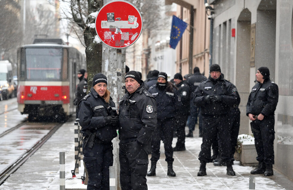 <a href="https://www.dnevnik.bg/bulgaria/2025/01/16/4730031_sudebniiat_suvet_reshava_dnes_da_izbere_li_sarafov_za/?to=4730269" target="_blank">Протестът на ''БОЕЦ'' бе охраняван от служители на МВР. </a>По традиция на всички важни заседания на ВСС, срещу които е обявен и протест, МВР осигурява засилено полицейско присъствие.