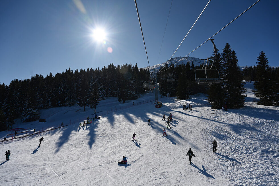 <a href="https://www.dnevnik.bg/analizi/2025/01/26/4734578_vitosha_za_horata/" target="_blank">Преди 18 години за пореден път се смени собственикът на съоръженията на Витоша. </a>Тогава надеждите на любителите на планината и зимните спортове бяха, че дружеството "Витоша ски" ще подобри и развие курорта. Това обаче не се случи и съоръженията продължиха да се разпадат.<br /><br />В средата на 2024 г. спря работа и Симеоновският лифт, последният, който отвеждаше хората до планината. Сега единствените опции за качване до Витоша са с кола или автобус.