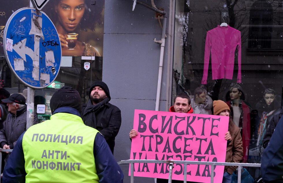 <a href="https://www.dnevnik.bg/bulgaria/2025/01/16/4730031_sudebniiat_suvet_reshava_dnes_da_izbere_li_sarafov_za/?to=4730269" target="_blank">На фона на протести Пленумът на Висшия съдебен съвет (ВСС) реши да отложи изслушването на единствения кандидат за главен прокурор Борислав Сарафов</a>. Решението беше взето само ден след като <a href="https://www.dnevnik.bg/bulgaria/2025/01/15/4729109_popravkite_v_zakona_za_sudebnata_vlast_vliazoha_v/?to=4729555" target="_blank">на 15 януари парламентът прие на второ четене промени в Закона за съдебната власт,</a> с които в преходните и заключителни разпоредби на практика се спира изборът на нов главен прокурор, а причината е отдавна изтеклият мандат на изборните членове на ВСС.