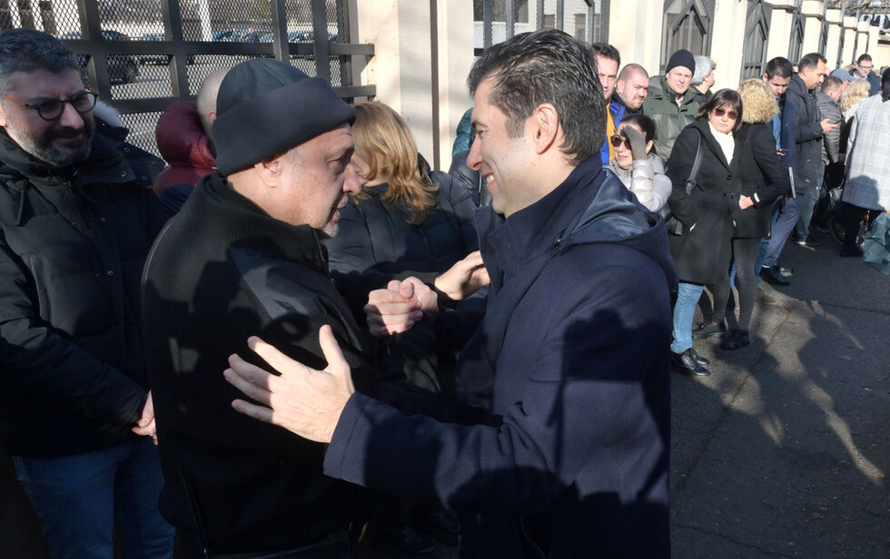<a href="https://www.dnevnik.bg/bulgaria/2025/01/10/4727519_kiril_petkov_oficialno_poluchi_obvinenie_za_arestite/" target="_blank">Съпредседателят на "Продължаваме промяната" Кирил Петков официално вече е обвиняем за длъжностно престъпление във връзка с арестите на лидера на ГЕРБ Бойко Борисов, бившия финансов министър Владислав Горанов и пиарката на ГЕРБ Севделина Арнаудова на 17 март 2022 г.</a><br /><br />"Горе главата, с баща ти сме ги хванали нещата... да знаеш, всичко е уредено, няма да се притесняваш." С тези думи, прошепнати на ухото, но достатъчно силно, за да бъдат записани и в живото излъчване, организирано от "Продължаваме промяната", се обръща възрастен мъж към Кирил Петков сутринта. Петков реагира с думите: "Ооо, сенсей" и двамата се прегръщат, а след като чува посланието, Петков му благодари.