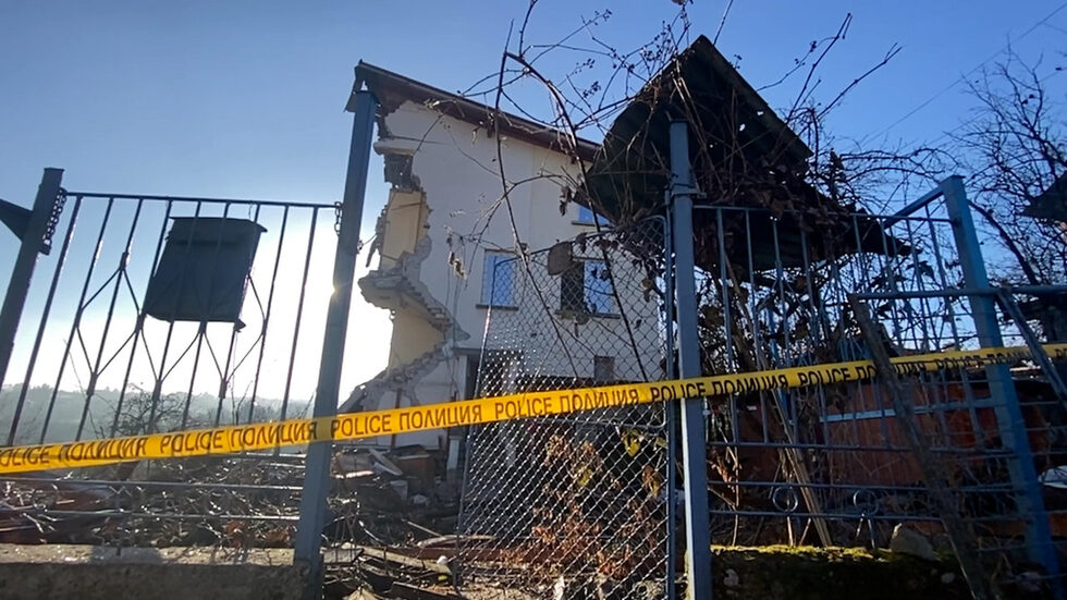 <a href="https://www.dnevnik.bg/bulgaria/2025/01/24/4734051_izdirvat_se_muj_i_jena_sled_izbuhvaneto_na_gazoviia/" target="_blank">Газов котел, част от газова инсталация на "Овергаз", избухна в частен имот с две къщи (на калкан - бел. ред.) на ул. "Родина" 16 в Банкя.</a><br /><br />Едната къща е четириетажна, а другата - двуетажна, по-ниската къща беше разрушена, а другата беше силно увредена.