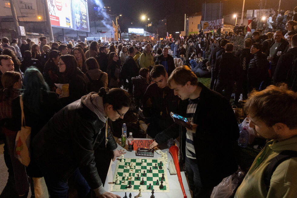 Някои от протестиращите студенти играят шах по време на многолюдния митинг.