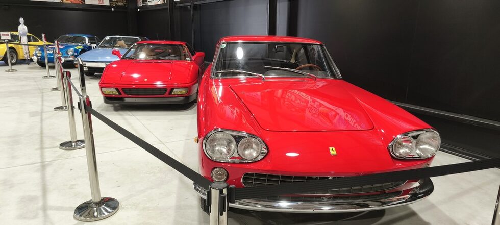 "Ферари 330 GT" 2+2 Серия 1 от 1965 г. е създадено по дизайн на "Пининфарина". От колата са произведени едва 1000 бройки. Мощността е 300 конски сили, а това е първото "Ферари" с четири места. Това е един малкото модели на "Ферари", които създателят на марката Енцо Ферари е обичал да кара. <br /><br />На заден план е "Ферари 348 ТБ" от 1991 г.