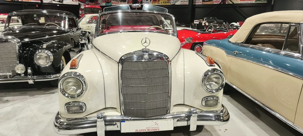 "Мерцедес 300D" кабриолет от 1960 г. е наричан "Аденауер", тъй като е предпочитан автомобил от канцлера на Германия Конрад Аденауер.