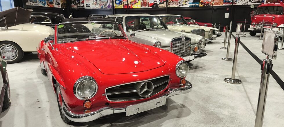 "Мерцедес" 190 SL от 1961 г. До него са "Мерцедес 280 SEL" и "Мерцедес 220 D" от 1969 г.