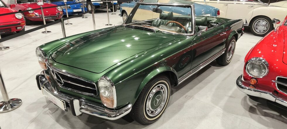 "Мерцедес 280 SL" "Пагода" от 1968 г. Това е първият модел на марката с радиални гуми.