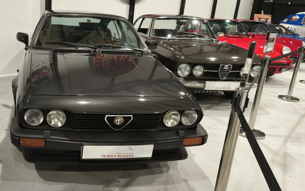 "Алфа Ромео" 1750 GT от 1968 г. (вдясно) това е единствен екземпляр в България. Точно с такъв автомобил, но бял, в катастрофа загиват звездите на "Левски" и българският национален отбор по футбол Георги Аспарухов - Гунди и Никола Котков. Вляво е "Алфа Ромео" GTV от 1980 г. Автомобилът има епизодична роля във филма за Джеймс Бонд "Октопуси"