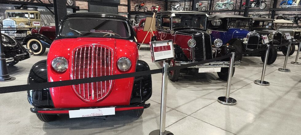 Този Stayer 50 от 1937 г. е един от първите в света, при който фаровете са вътре в купето, а не както дотогава отстрани, както на автомобили от фона. Разполага с 22 к.с. и вдига 90 км/ч. До него е Renault Monastella от 1930 г.
