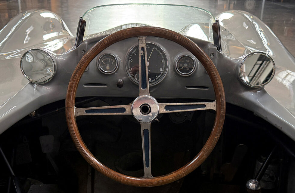 От модела W196 R Stromlinienwagen ("Streamline car") са оцелели само четири екземпляра, се Колата се продава от RM Sotheby's от името на Indianapolis Motor Speedway (IMS) при стартова цена от над 50 млн. евро (52 млн. долара).<br />