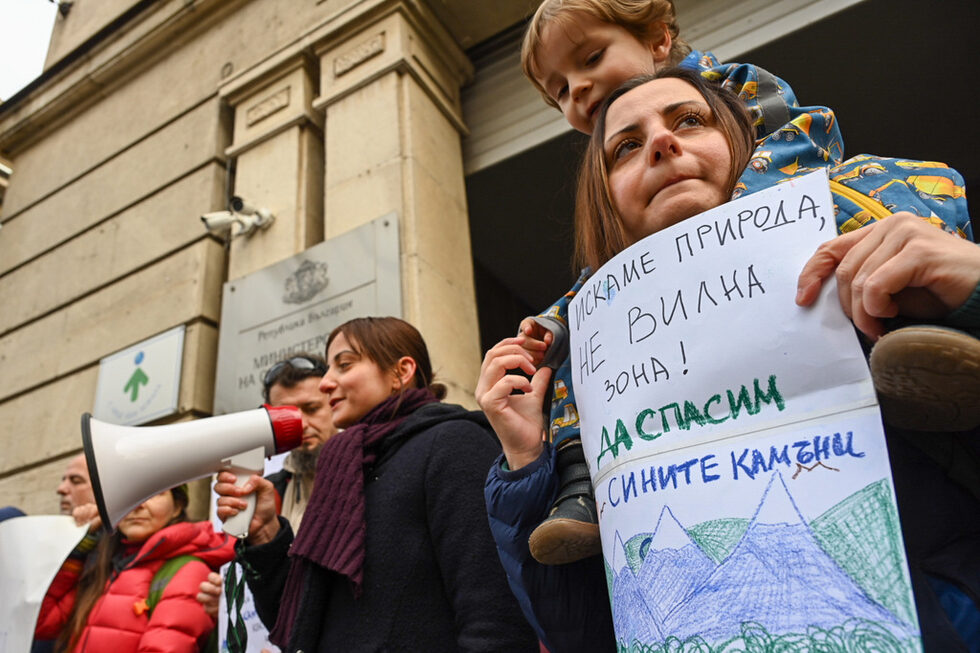 В Природния парк "Сините камъни" са 50% от пеперудите и от орхидеите в България. Само там можете да ги видите на едно място, разказа Йорданка Динева. Тя е от организаторите на <a href="https://www.dnevnik.bg/gradska_sreda/2025/01/23/4733670_sinite_kamuni_sa_moiat_dom_protest_v_zashtita_na_parka/" target="_blank">протеста пред Министерството на околната среда и водите. </a>Жители на Сливен, природозащитници и общественици дойдоха в София да изразят готовността си да спасят парка от <a href="https://www.dnevnik.bg/bulgaria/2025/01/22/4728915_kolko_park_kolko_stroeji_za_turizum_sporut_stigna_i_v/" target="_blank">готвеното преобразуване</a> на 810 дка в две селищни образувания.<br /><br />Набелязаните местности са "Карандила" и "Даулите". Предложението на кмета на общината Стефан Радев от ГЕРБ вече е одобрено от местния общински съвет.